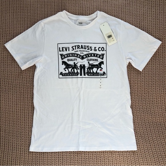 NWT Levi's White Graphic Short Sleeve Tee - Picture 1 of 4